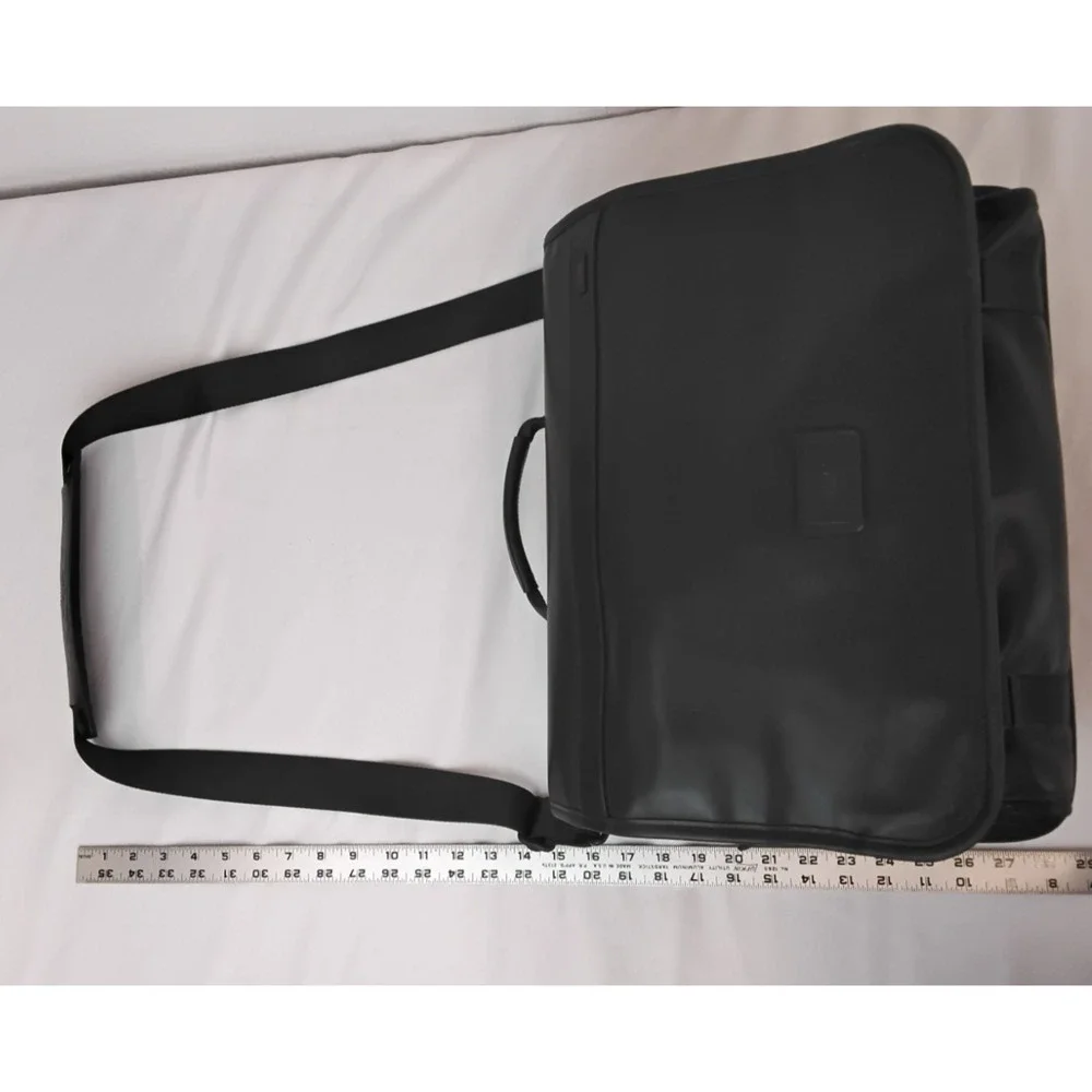 Tumi Messenger Bag Men's Leather Laptop Sleeve Commuter Bag Work Travel #Z5791